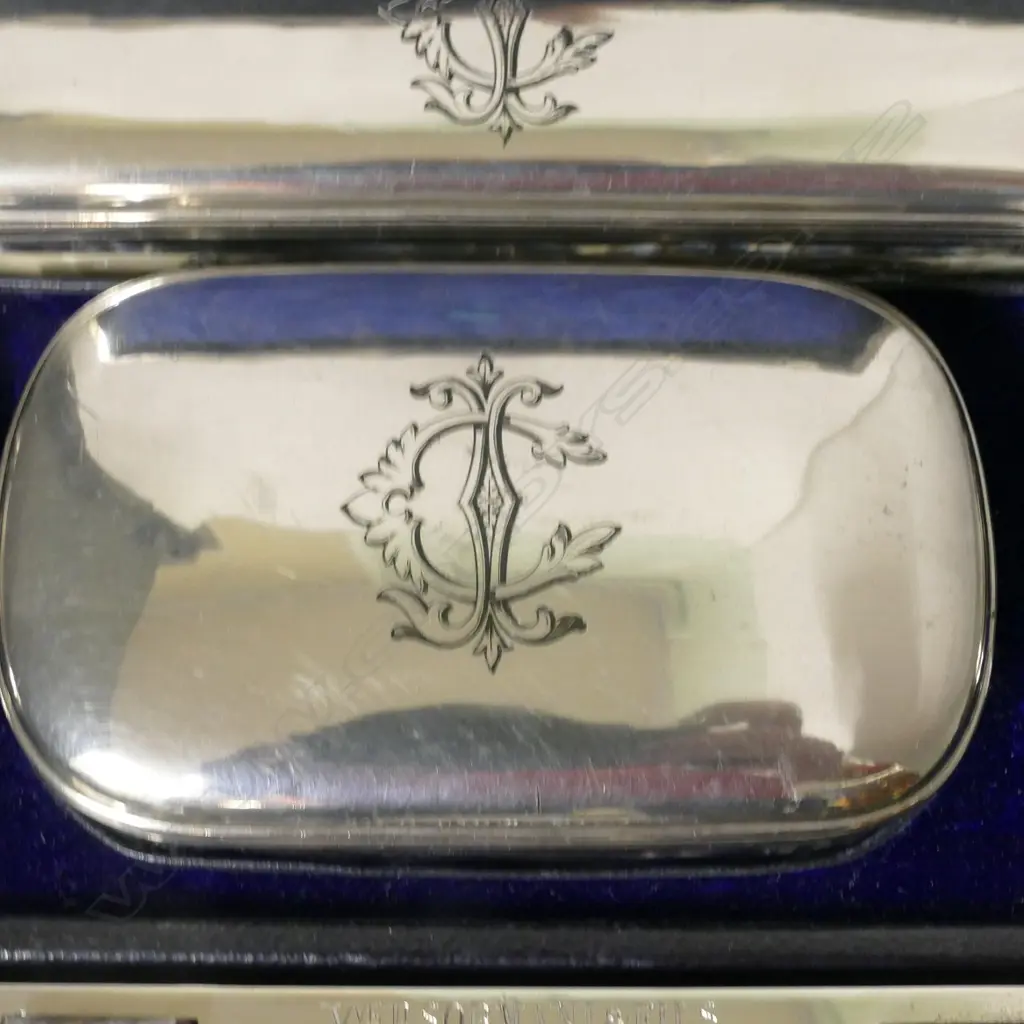 A 19thC French Morocco leather covered dressing case by Veuve Pierre Somani et Fils Image 1++