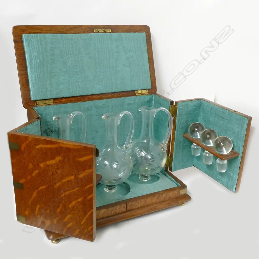 A Victorian quartered oak decanter case Image 1++