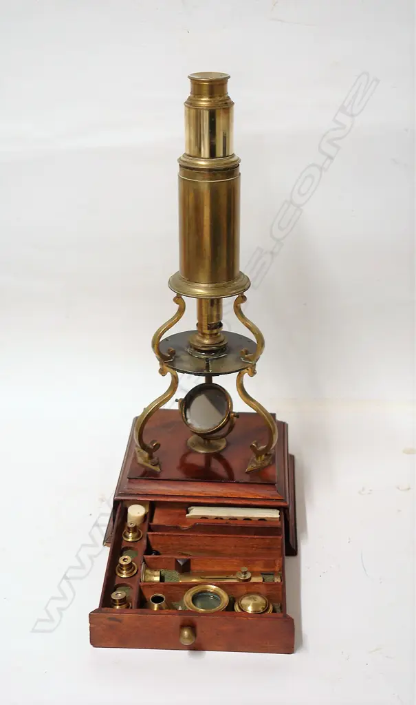 An early 19thC English Thomas Harris Culpeper-type brass microscope Image 1++