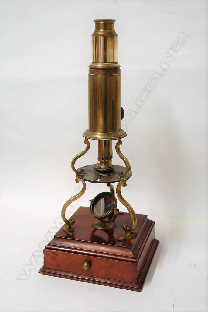 An early 19thC English Thomas Harris Culpeper-type brass microscope Image 1++
