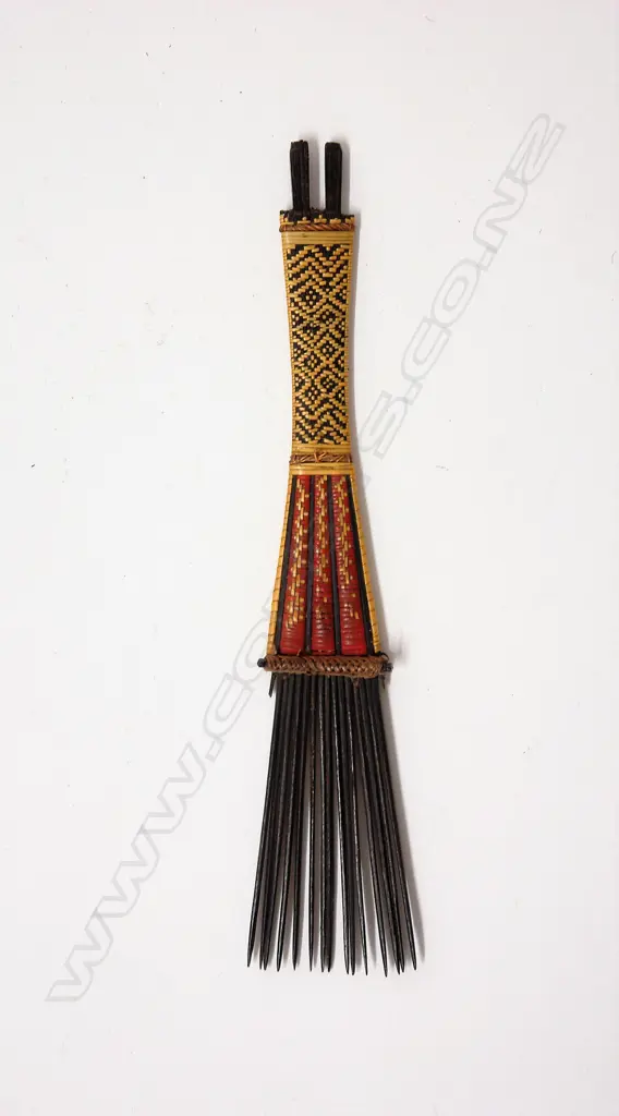 A very fine Malaita (Solomon Islands) 19th/early 20thC man's woven comb (Faa) Image 1++
