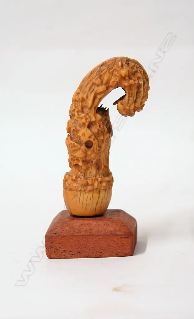 A late 19thC Indonesian carved ivory kris handle Image 1++
