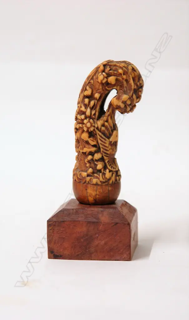 A late 19thC carved ivory Indonesian kris handle Image 1++