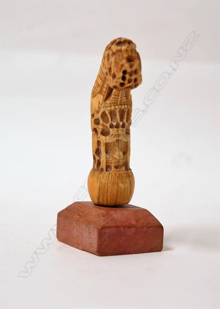 A late 19thC Indonesian carved ivory kris handle Image 1++