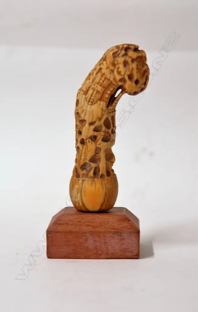 A late 19thC Indonesian carved ivory kris handle Image 1++
