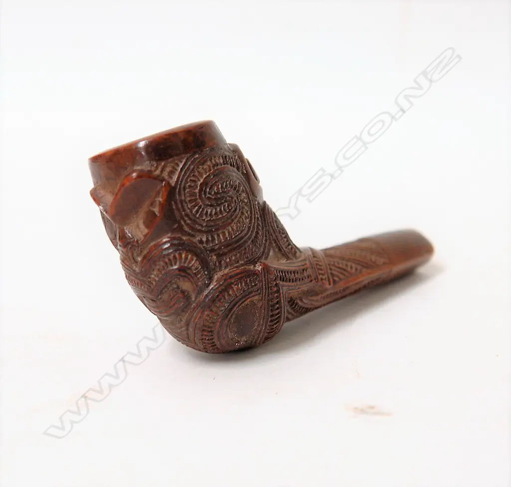 An early 20thC finely carved Maori pipe bowl end Image 1++