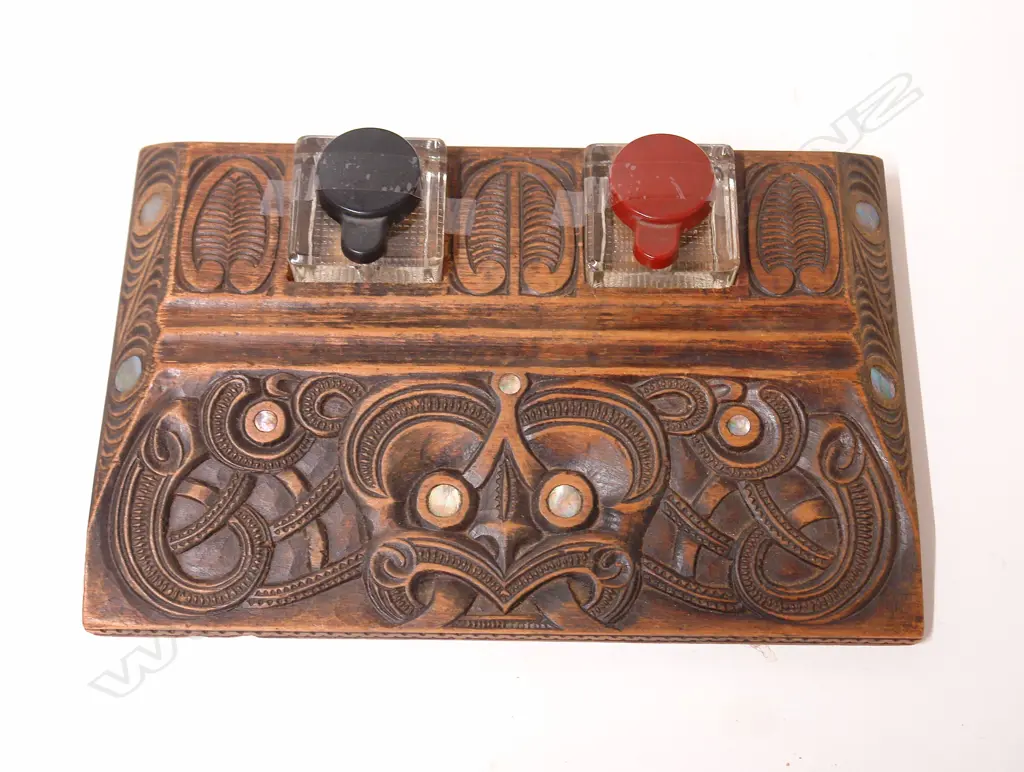 An early 20thC Maori carved desk stand Image 1++