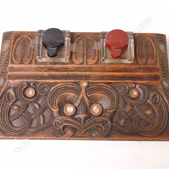 An early 20thC Maori carved desk stand
