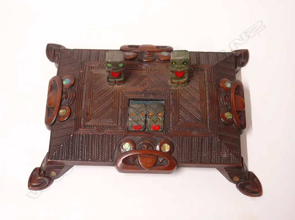 An early 20thC Maori carved desk stand Image 1++