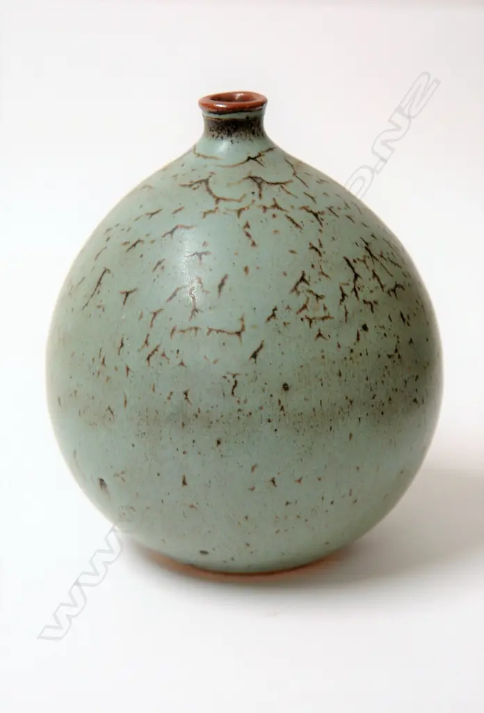 A 1970/80s Len Castle N.Z. studio pottery specimen vase Image 1++