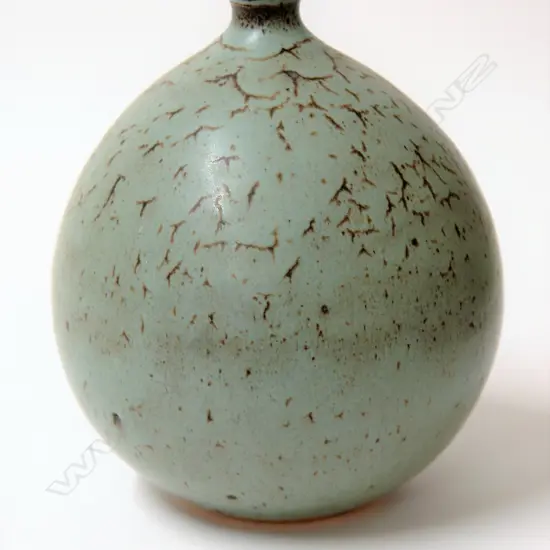 A 1970/80s Len Castle N.Z. studio pottery specimen vase