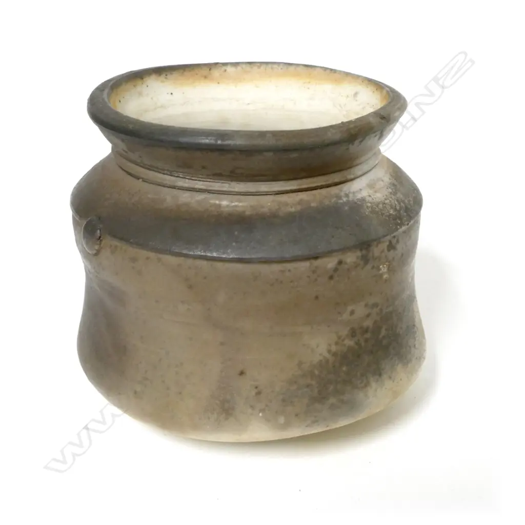 A Chester Nealie 'smoked' porcelain jar Image 1++