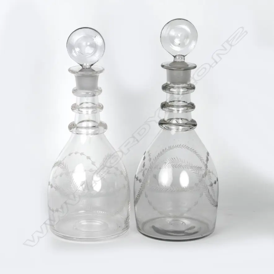 A small Georgian engraved mallet shaped decanter with pontil mark Image 1++