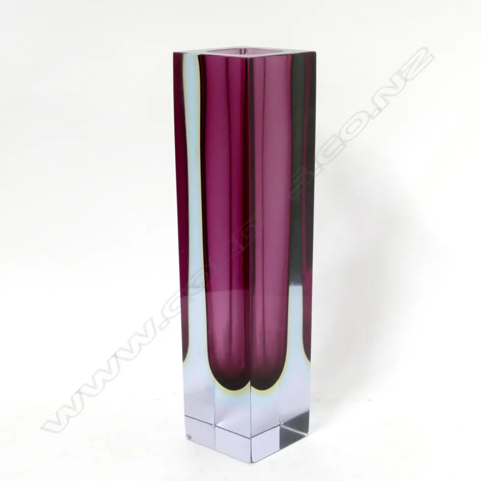 A large Murano glass vase Image 1++