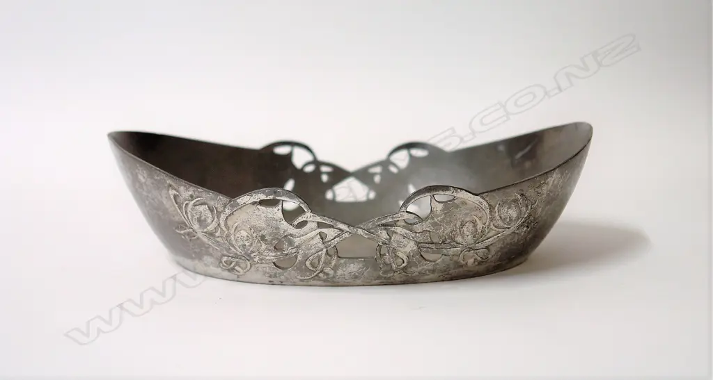 An Archibald Knox design English Pewter dish Image 1++