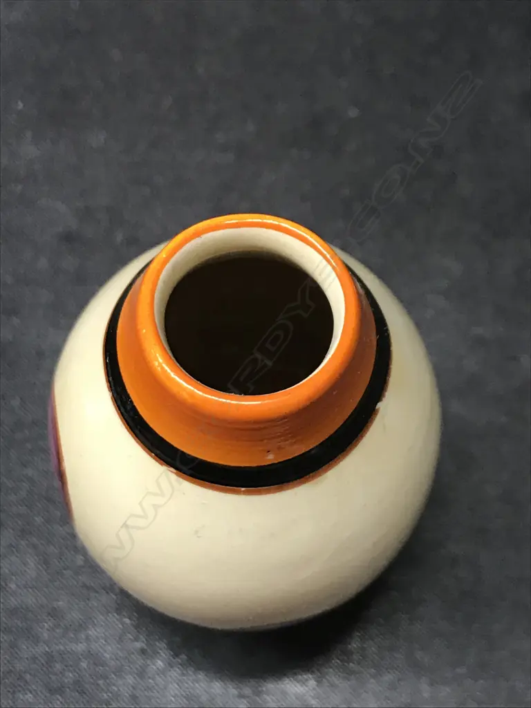 A small Clarice Cliff traveller's sample vase Image 1++