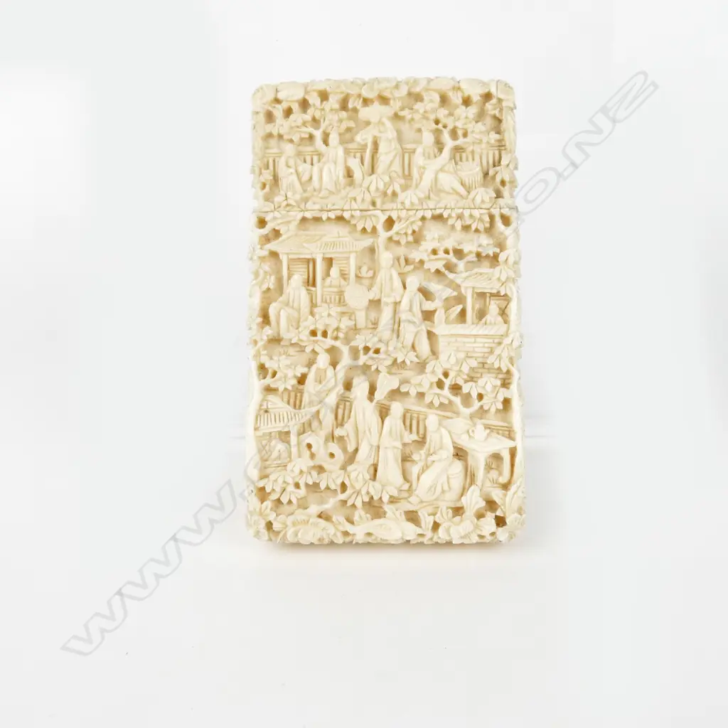 A Chinese carved ivory card case Image 1++