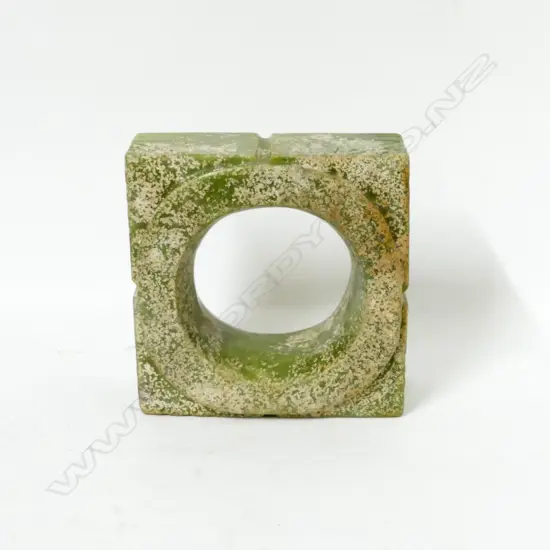 An archaic style cong