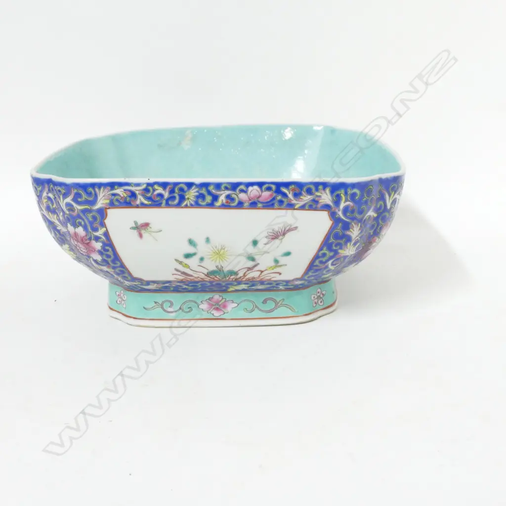 A Chinese famille rose square dish Image 1++