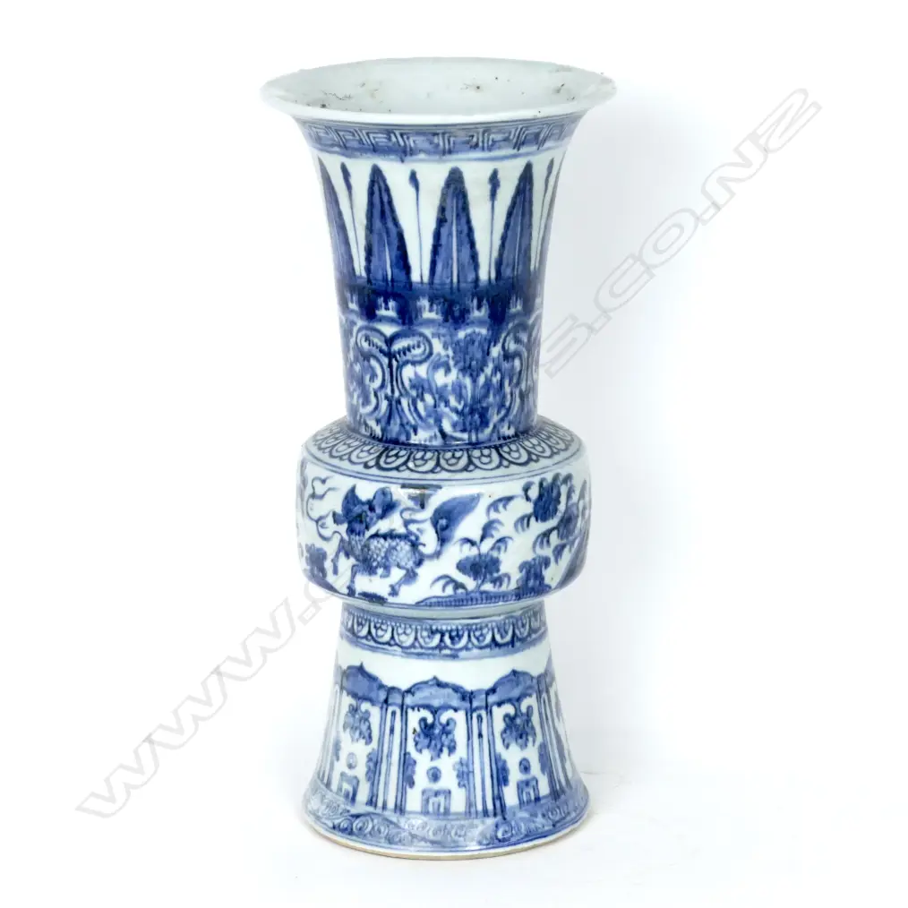 A Chinese porcelain Ming style gu form vase Image 1++