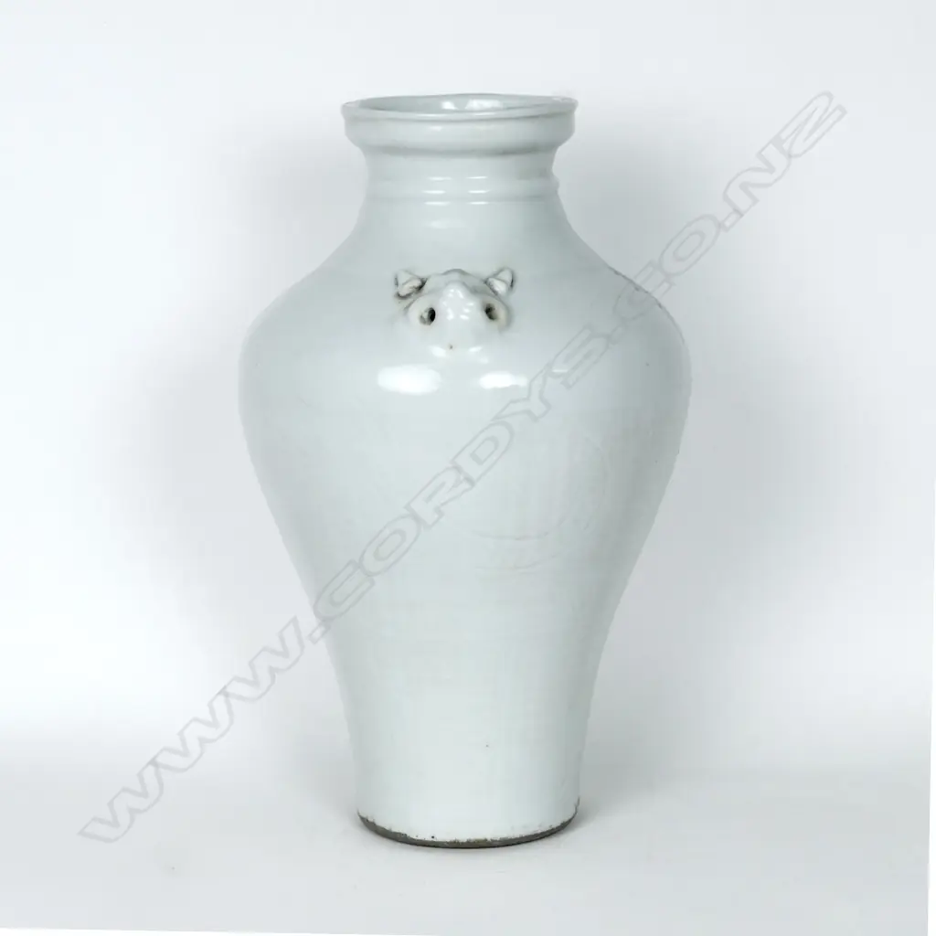 A Chinese porcelain vase Image 1++