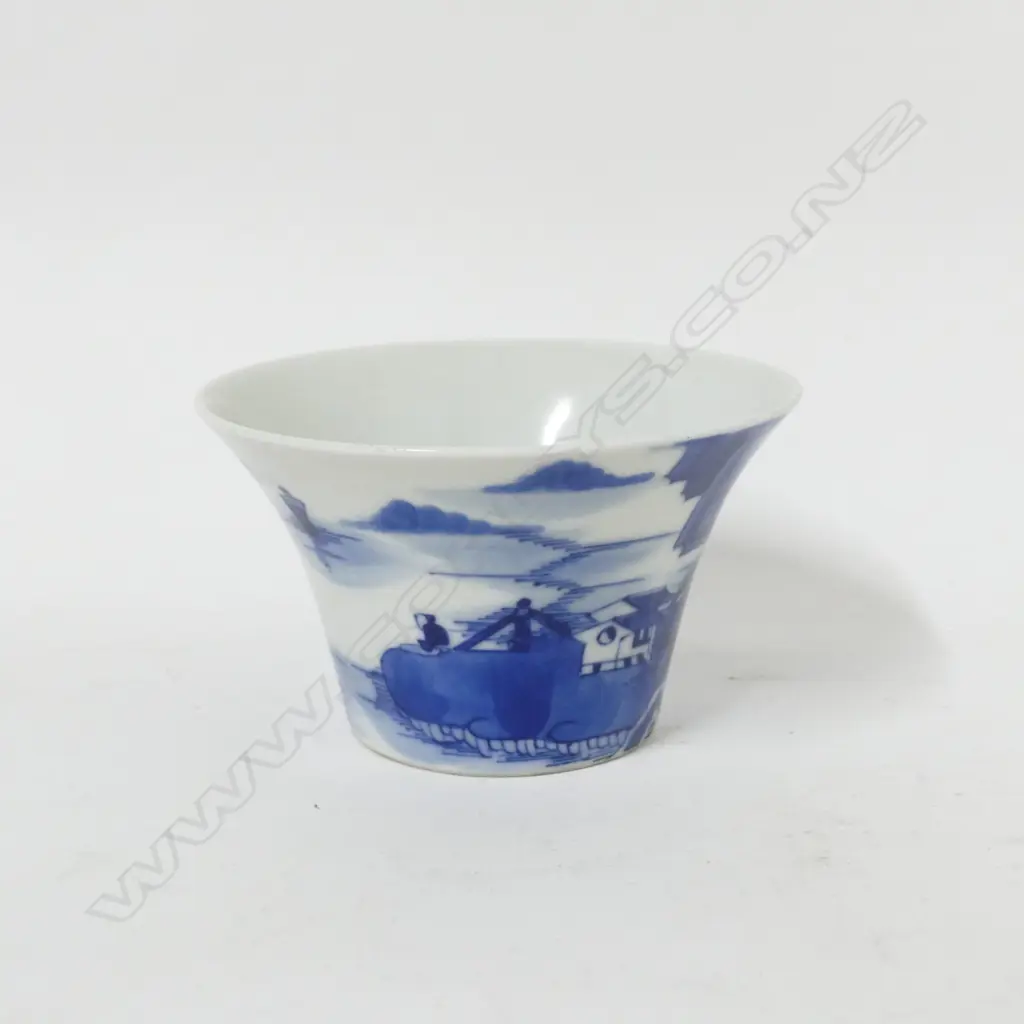 A Chinese porcelain blue and white wine cup Image 1++