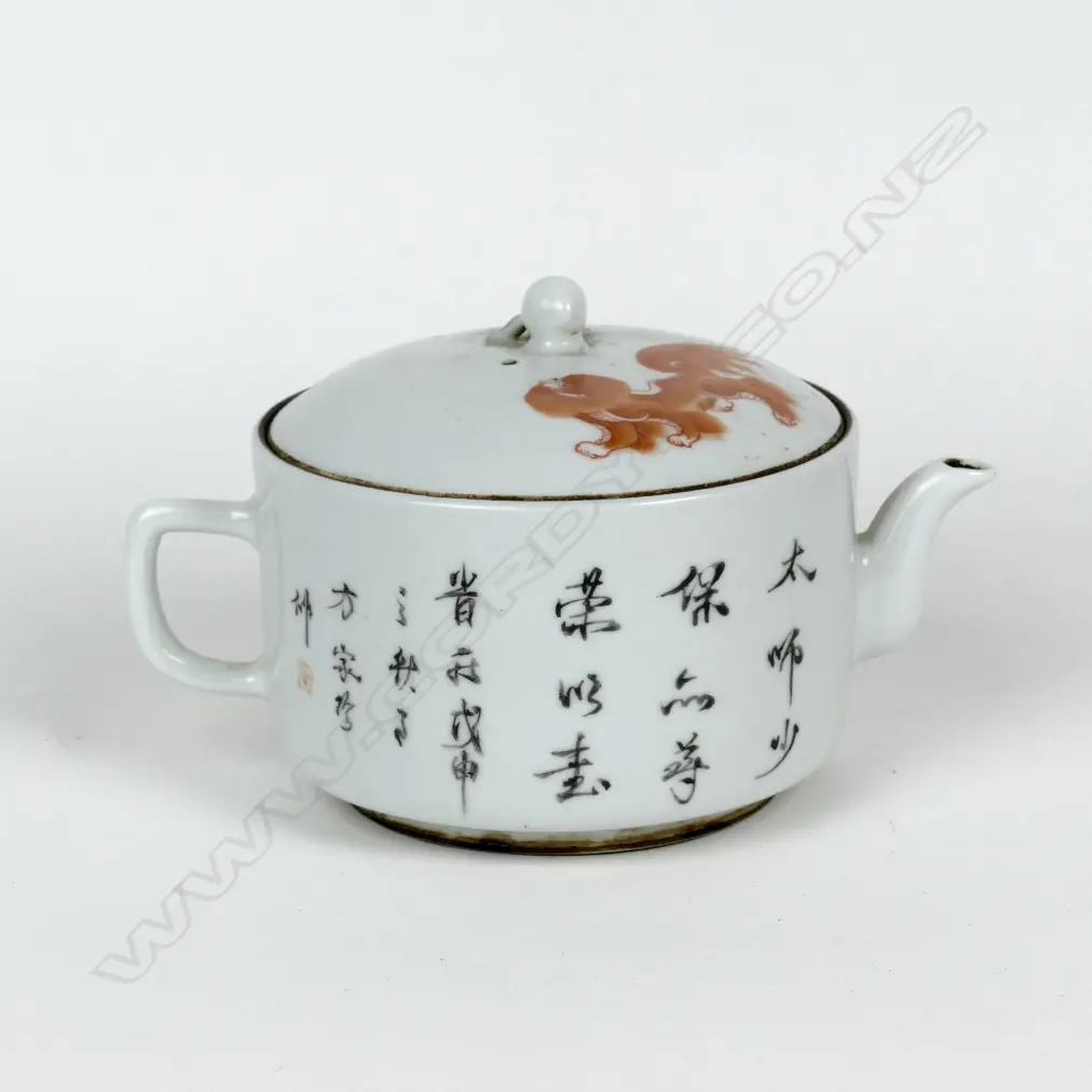 A Chinese porcelain teapot Image 1++