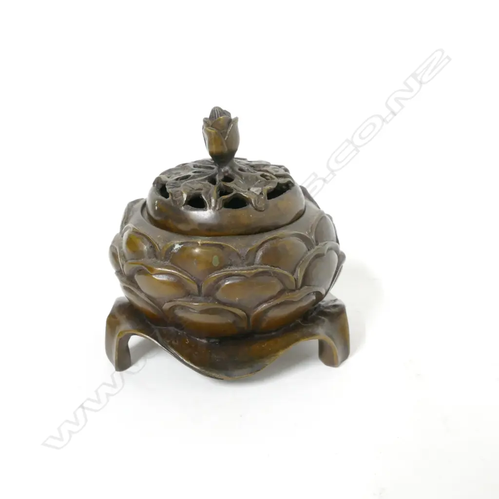 A small bronze censer Image 1++
