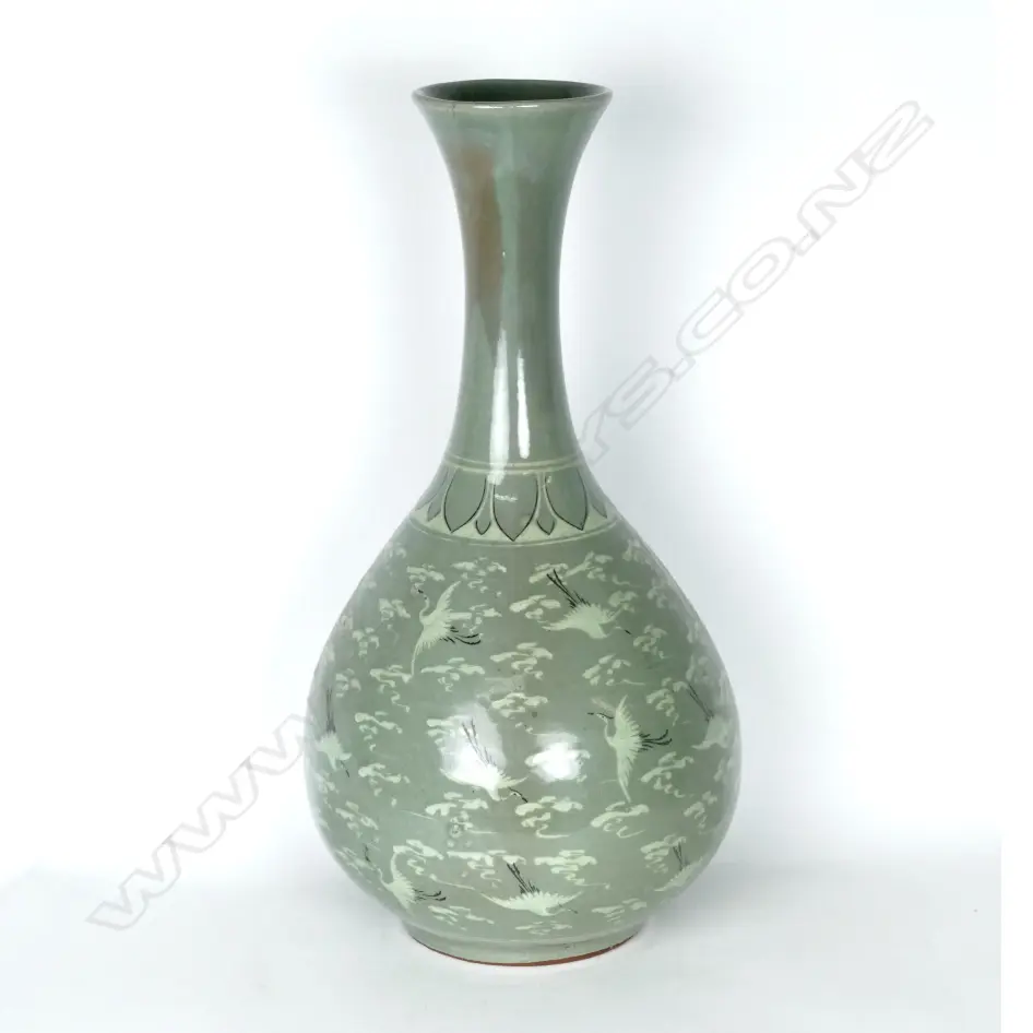 A large Korean baluster shape vase Image 1++
