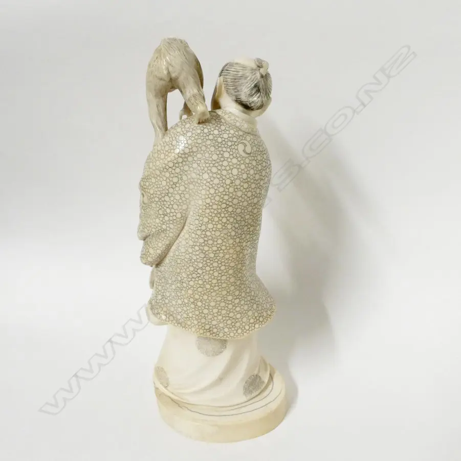 A large and impressive Japanese carved solid ivory figure Image 1++