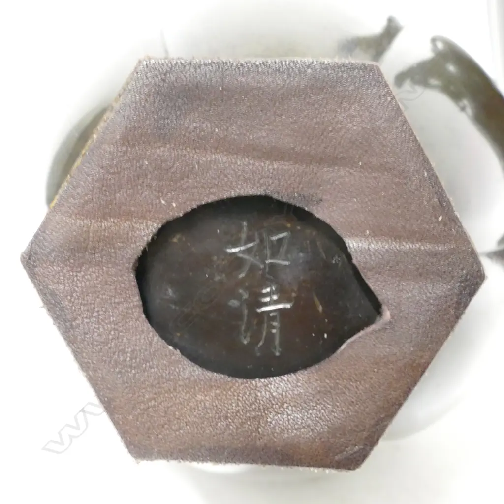 A pair of Japanese Meiji period bronze vases Image 1++