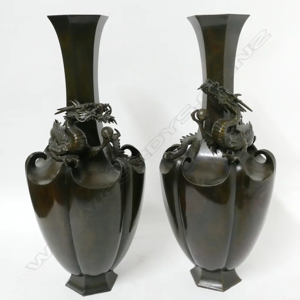 A pair of Japanese Meiji period bronze vases Image 1++