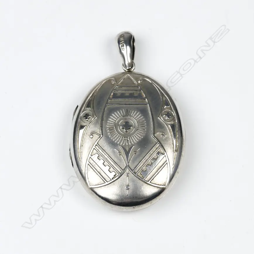 A Victorian silver wide neck chain and locket Image 1++