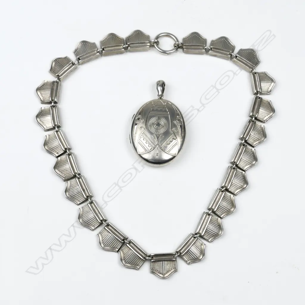 A Victorian silver wide neck chain and locket Image 1++