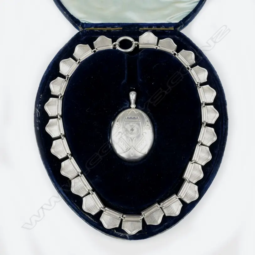 A Victorian silver wide neck chain and locket Image 1++