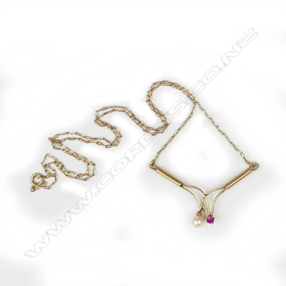 A 1920's 18ct. yellow gold chain necklet Image 1++