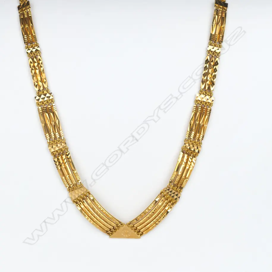 A 20ct. gold necklace Image 1++