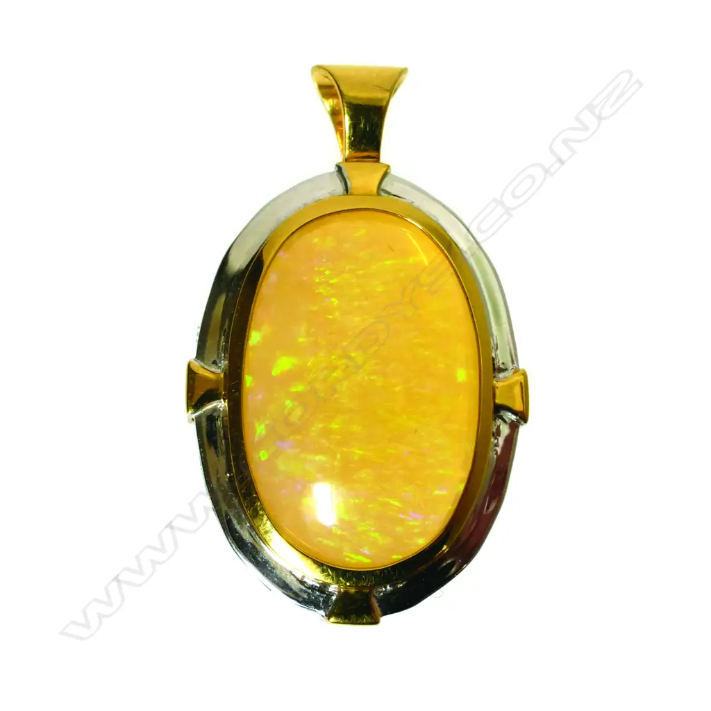A cabochon jelly opal pendant Image 1++