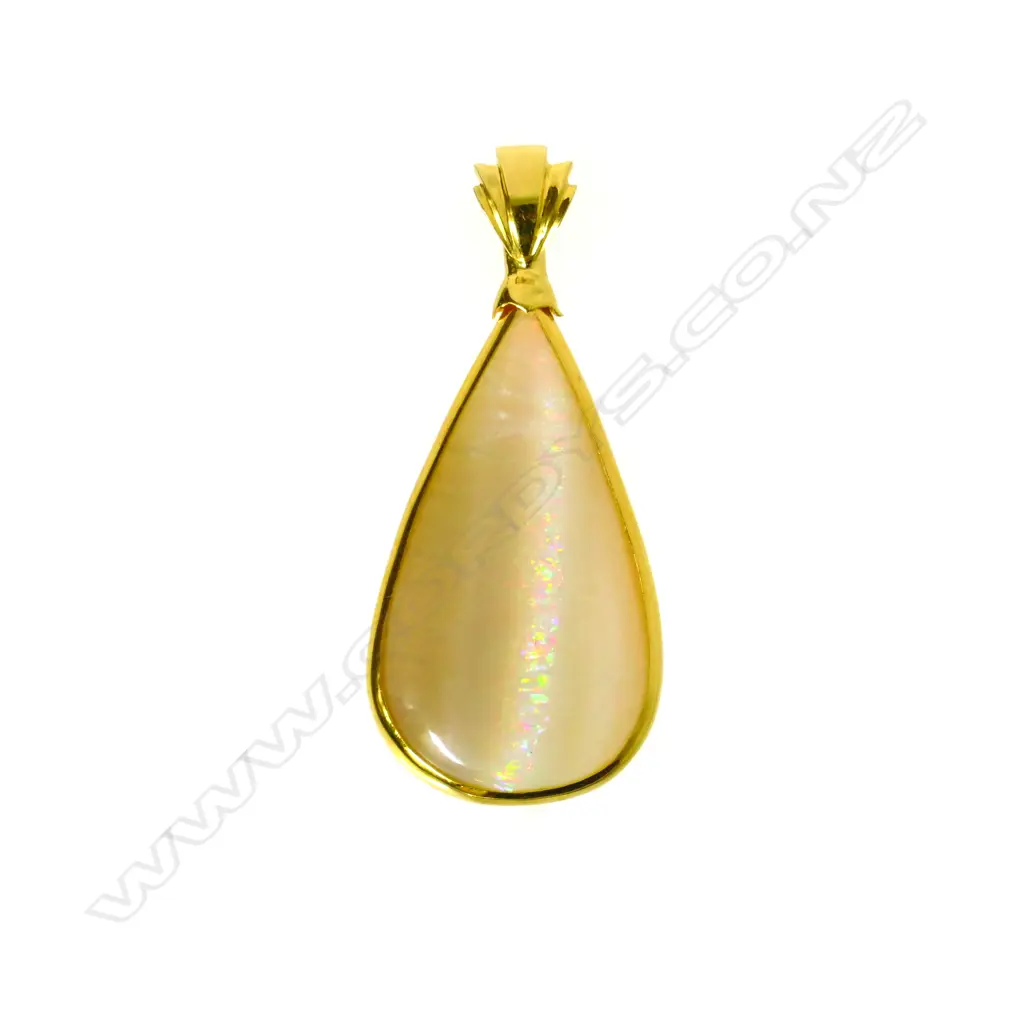 An 18ct yellow gold set oval natural opal pendant Image 1++