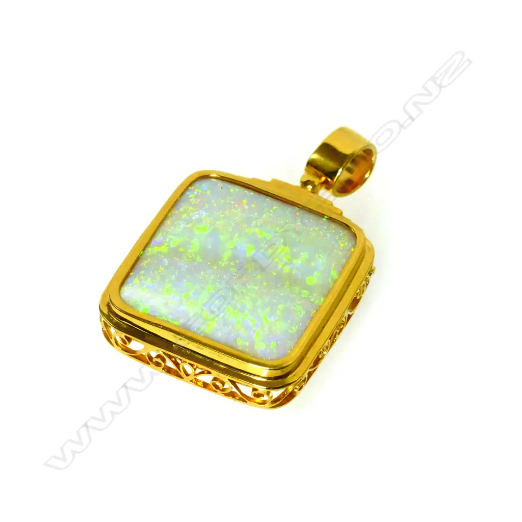 An 18ct yellow gold opal set pendant Image 1++