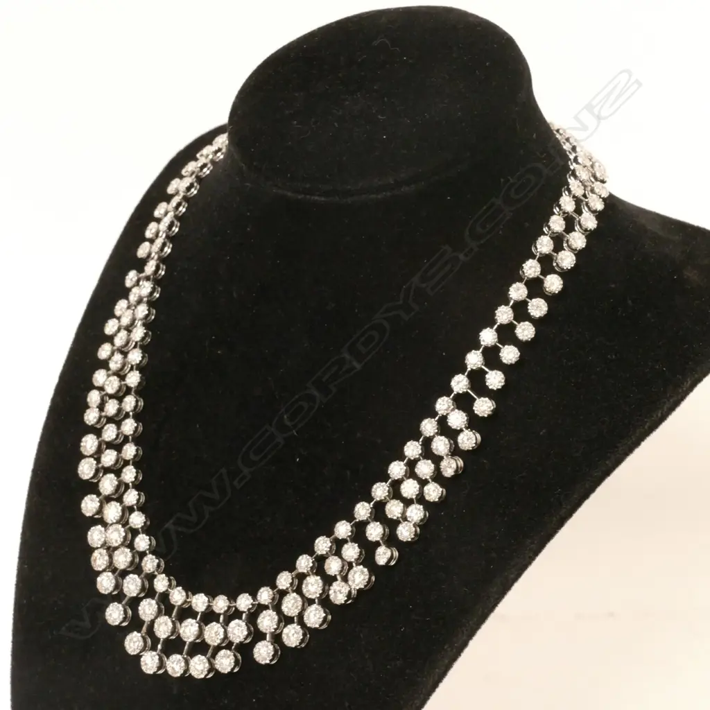 An elegant 18ct white gold necklace enchaîné set with 163 round brilliant cut diamonds Image 1++