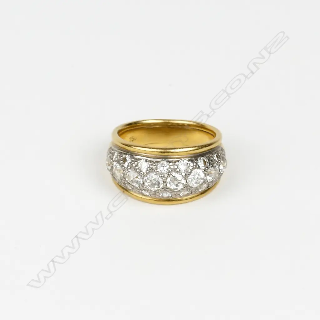 An 18ct. gold and diamond cluster ring Image 1++