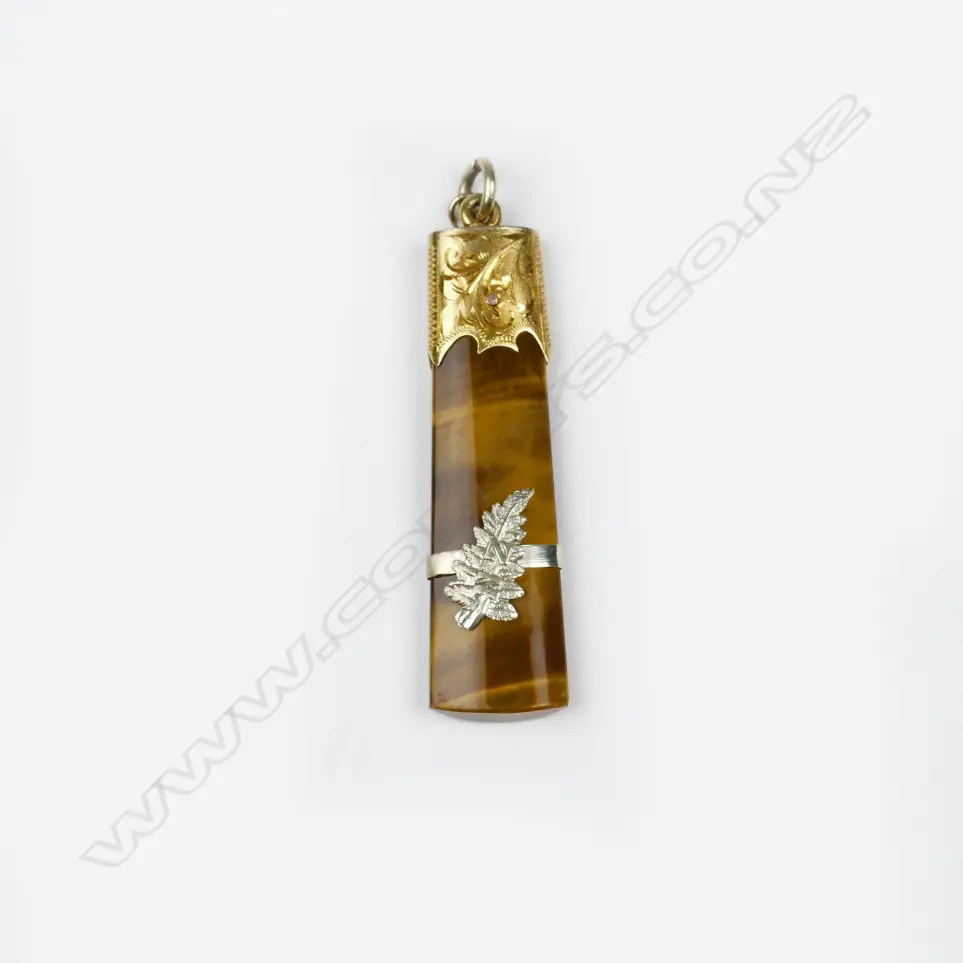 A colonial 9ct. gold and tiger's eye pendant Image 1++