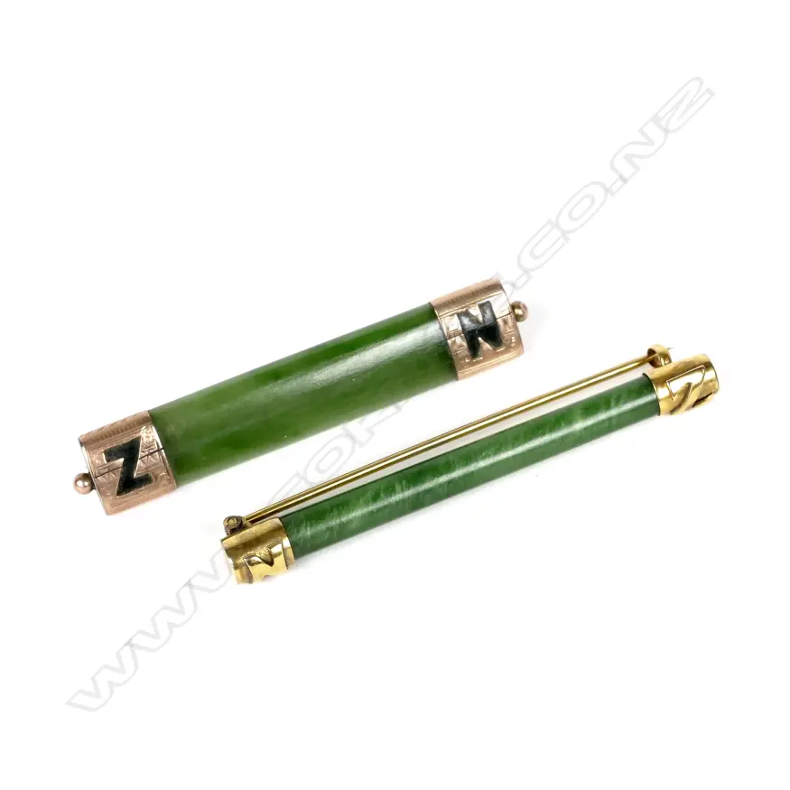 Two colonial gold and pounamu brooches Image 1++