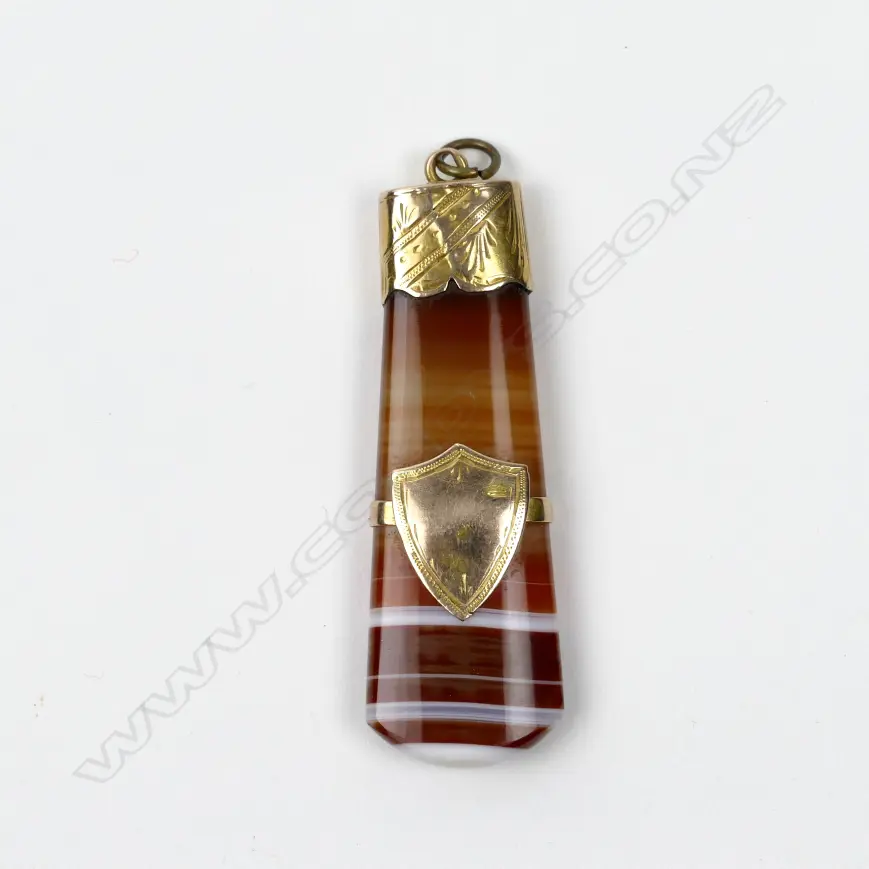 A colonial 9ct. gold and banded agate pendant Image 1++