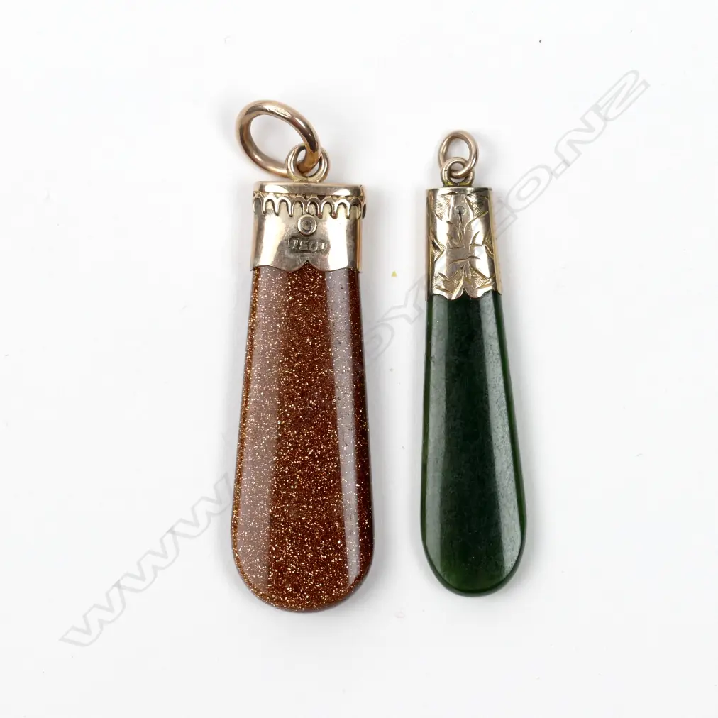 Two colonial gold set pendants Image 1++