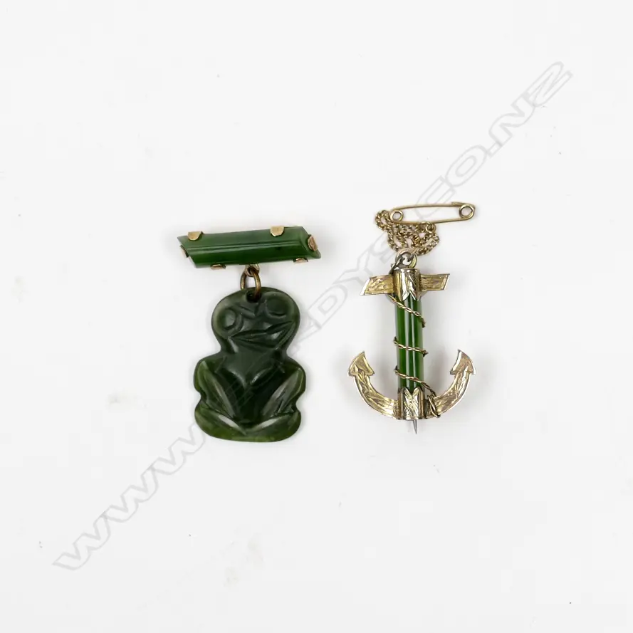 Two 9ct. gold and pounamu brooches Image 1++