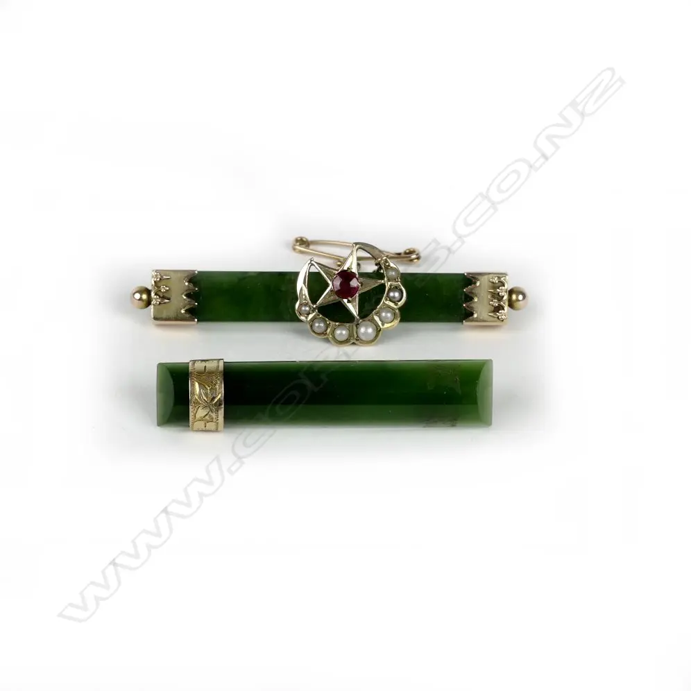 Two colonial gold and pounamu brooches Image 1++