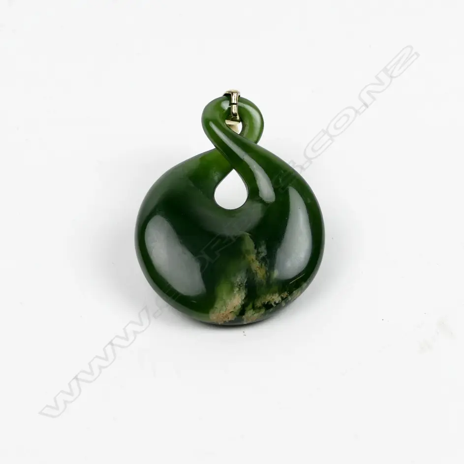 A contemporary gold and pounamu pendant Image 1++