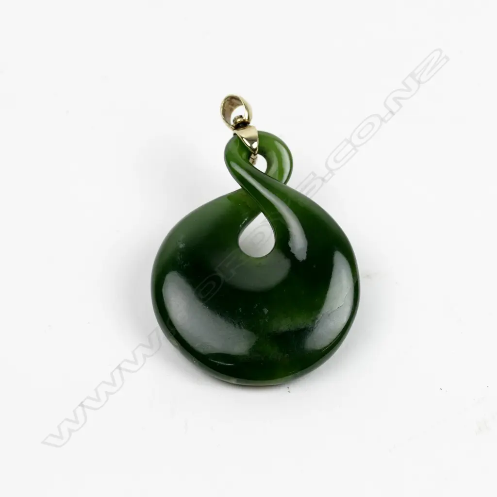 A contemporary gold and pounamu pendant Image 1++